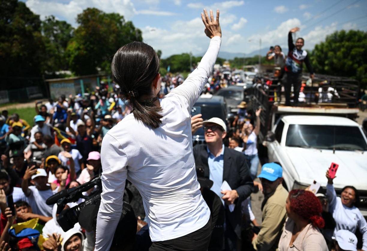 “Es nuestra libertadora”, dijo Trina Rosales, de 60 años, después de una masiva caravana en San Cristóbal (estado Táchira, oeste). “Es nuestra esperanza, nuestra libertad”, completó su hija Michelle Rosales, de 40 años.