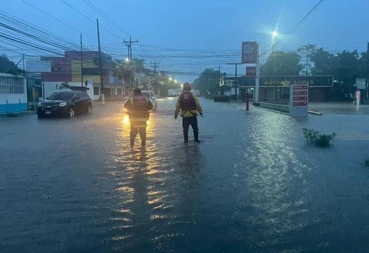 Los conductores deben tomar vías alternas para evitar que sus vehículos sufran afectaciones por el agua. 