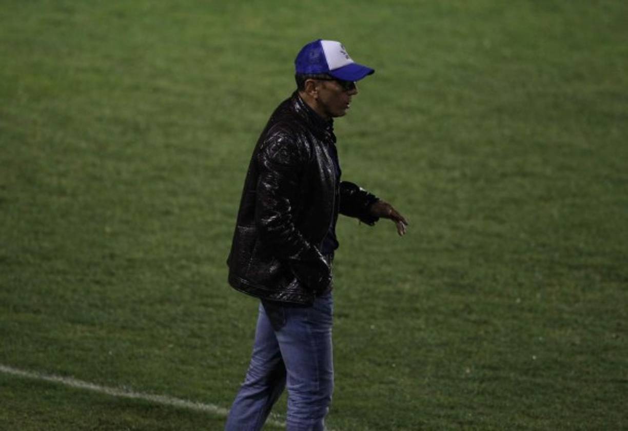 Salomón Nazar, técnico de la UPNFM, tras la derrota frente al Olimpia en su debut en la primera división, ha señalado que no descarta el fichaje de algunos jugadores. 'La mayoría de los equipos se han armado bien y creo que nosotros nos tenemos que armar con un par de futbolista más', indicó.
