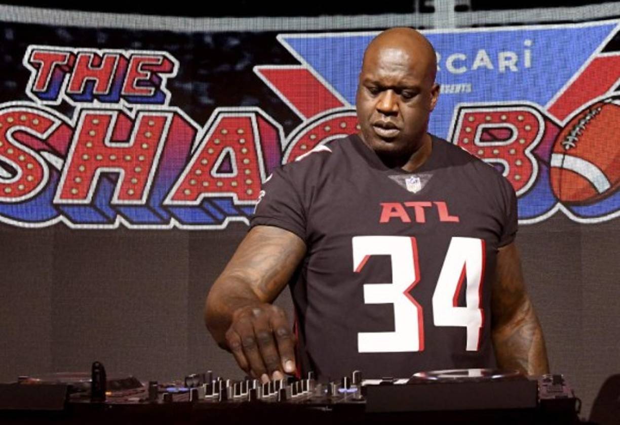 Shaquille O'Neal, leyenda de la NBA, llegó al Super Bowl y armó su propio show ya que la hizo de DJ.