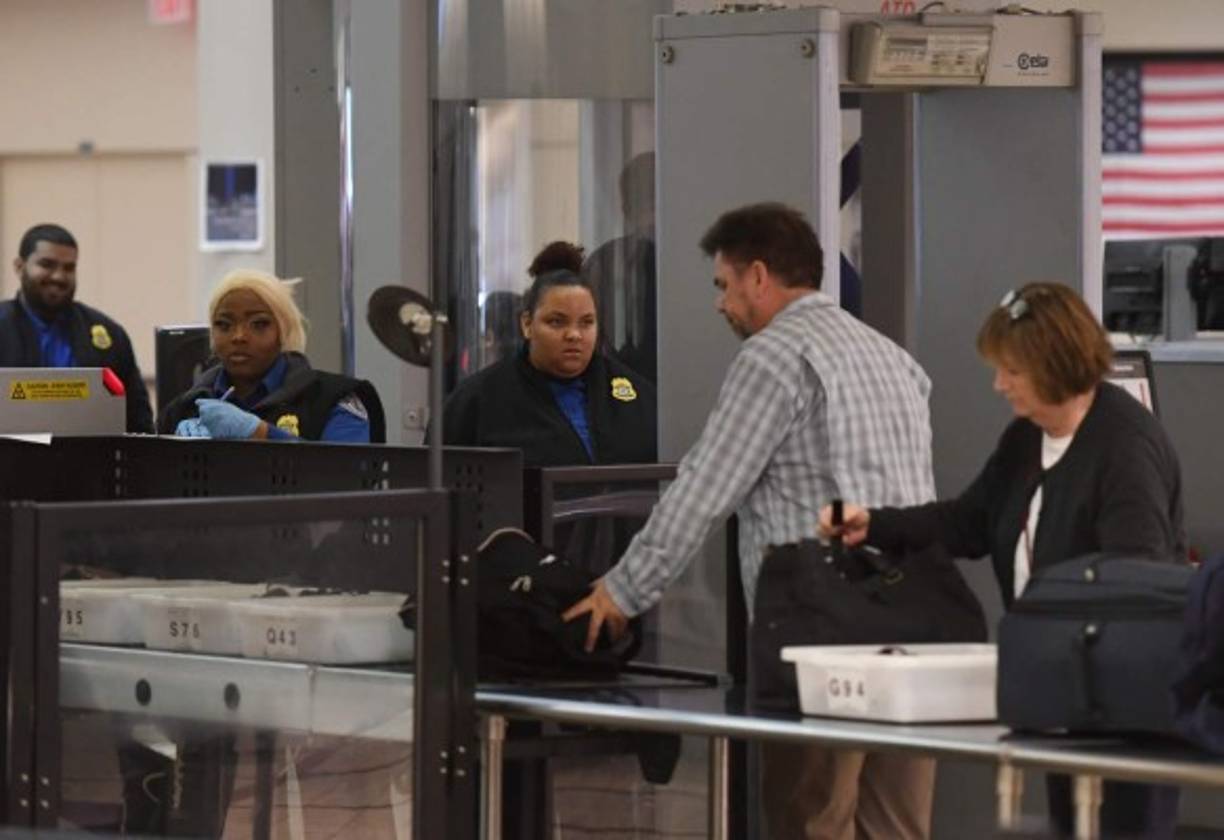 Además de la TSA, otros 800,000 funcionarios federales se han visto afectados por el cierre parcial de la administración de Donald Trump.