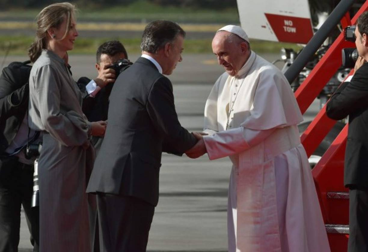 El presidente de Colombia, Juan Manuel Santos, recibió hoy con alfombra roja en el aeropuerto militar de Catam, en Bogotá, al papa Francisco en el inicio de su visita pastoral de cinco días al país.