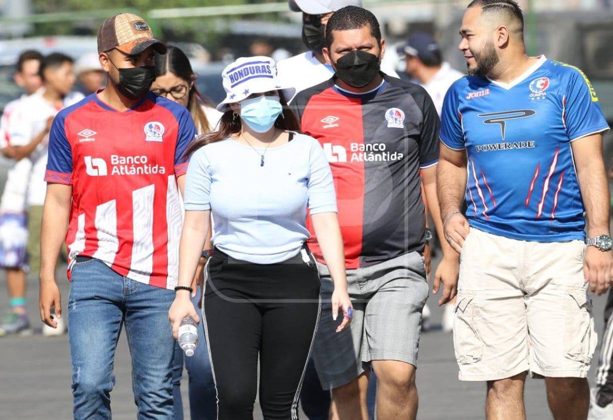 La afición del Olimpia se hizo presente al estadio Nacional Chelato Uclés para ver al club de sus amores.