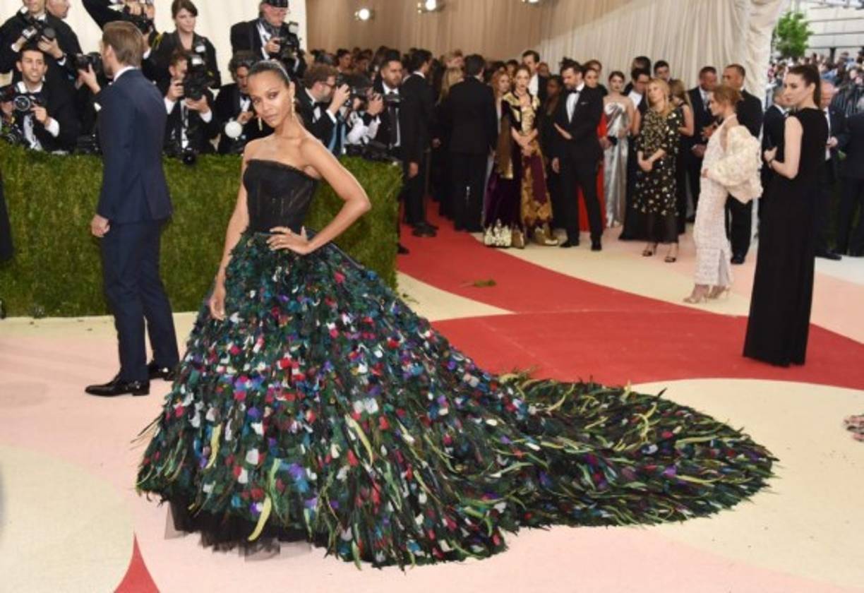 Zoe Saldana hizo una entrada triunfal en un dramático vestido de Dolce & Gabbana en la Met 2016.