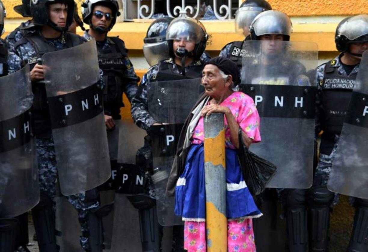 Entre la contienda de los policías y la oposición quedaron atrapadas personas vulnerables.<br/>