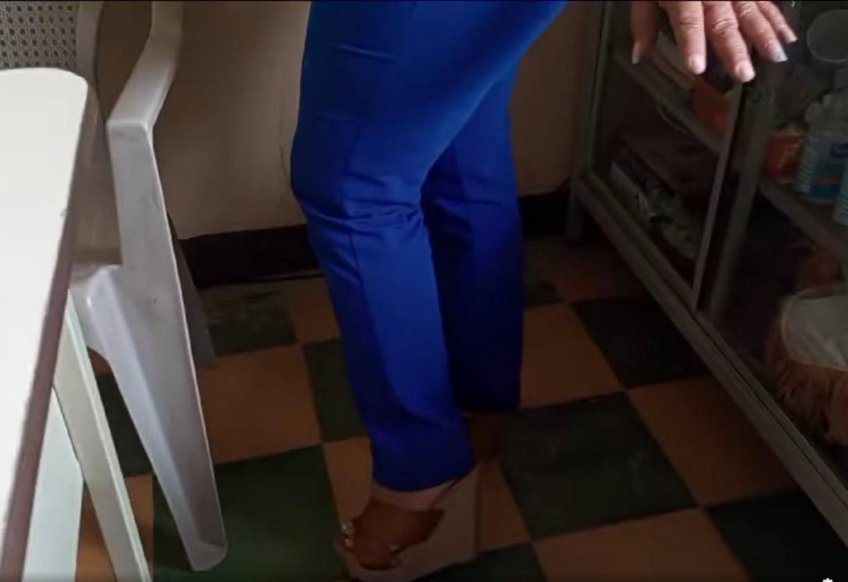 La profesora mostró los tacones que andaba cuando se cayó.