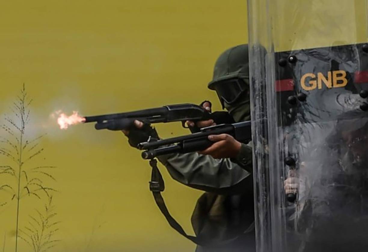 Al menos unos 2.000 opositores marcharon hoy en Caracas, al cumplirse 60 días de protestas contra Maduro, siendo disueltos una vez más con bombas lacrimógenas y perdigones por militares y policías.