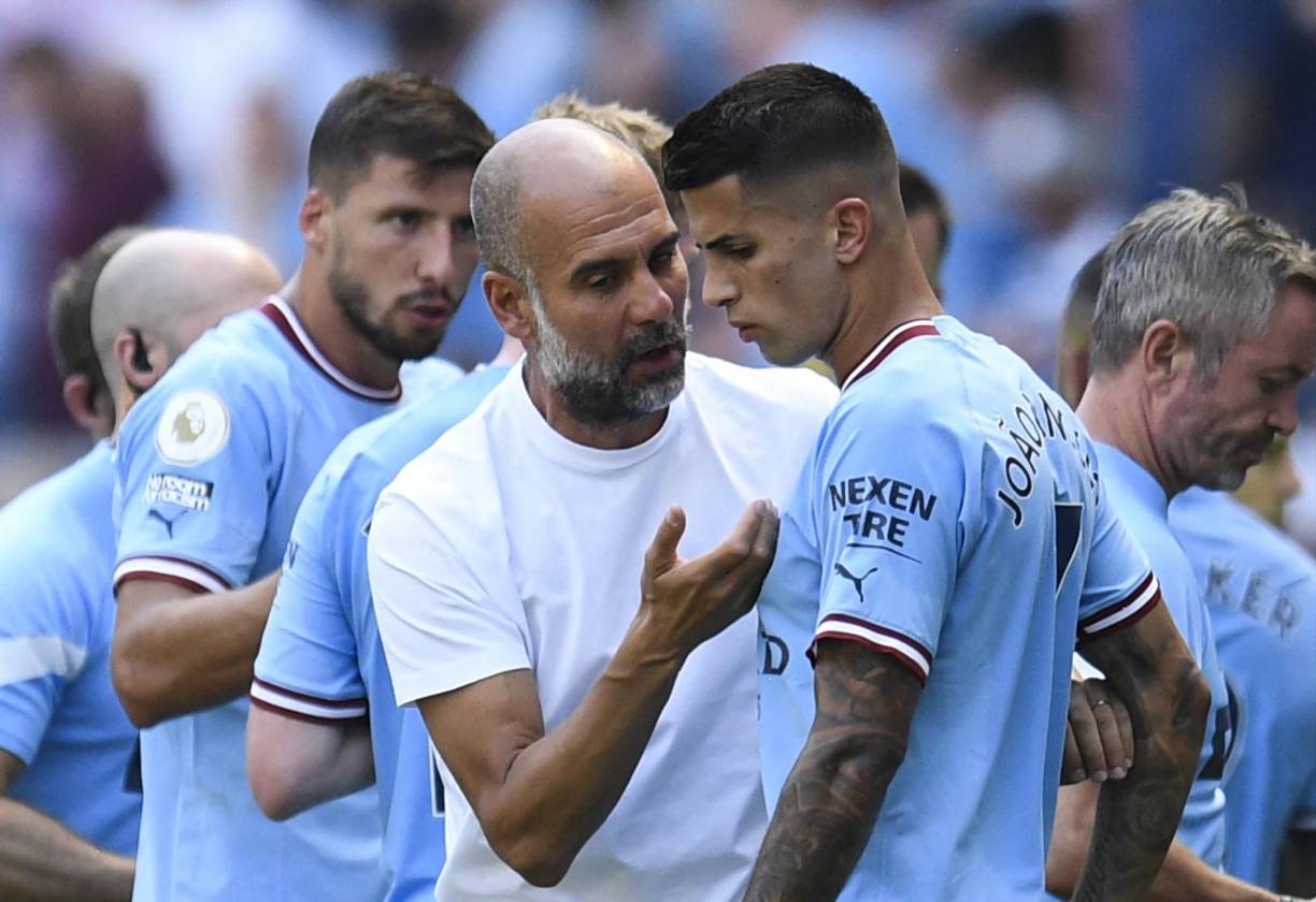Asimismo, el estratega dejó en el aire la marcha de Joao Cancelo, que aún pertenece a los ‘Sky Blues’: “Está entrenando con nosotros y ya veremos. Quizás se quede, quizás se vaya cedido. En el entrenamiento nos hemos saludado y hemos hablado”, aseguró Guardiola.