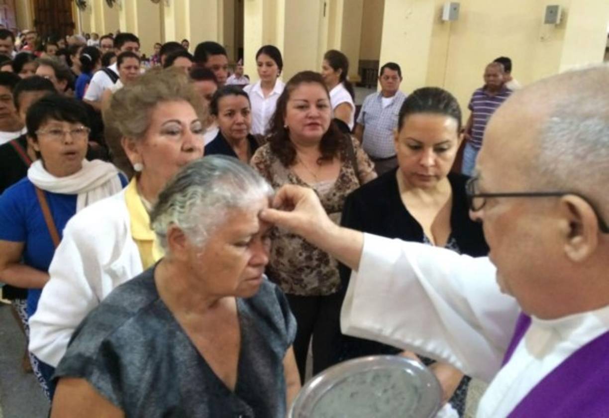 Una feligrés asiste hoy a la ceremonia de imposición de la ceniza en el inicio de la Cuaresma.