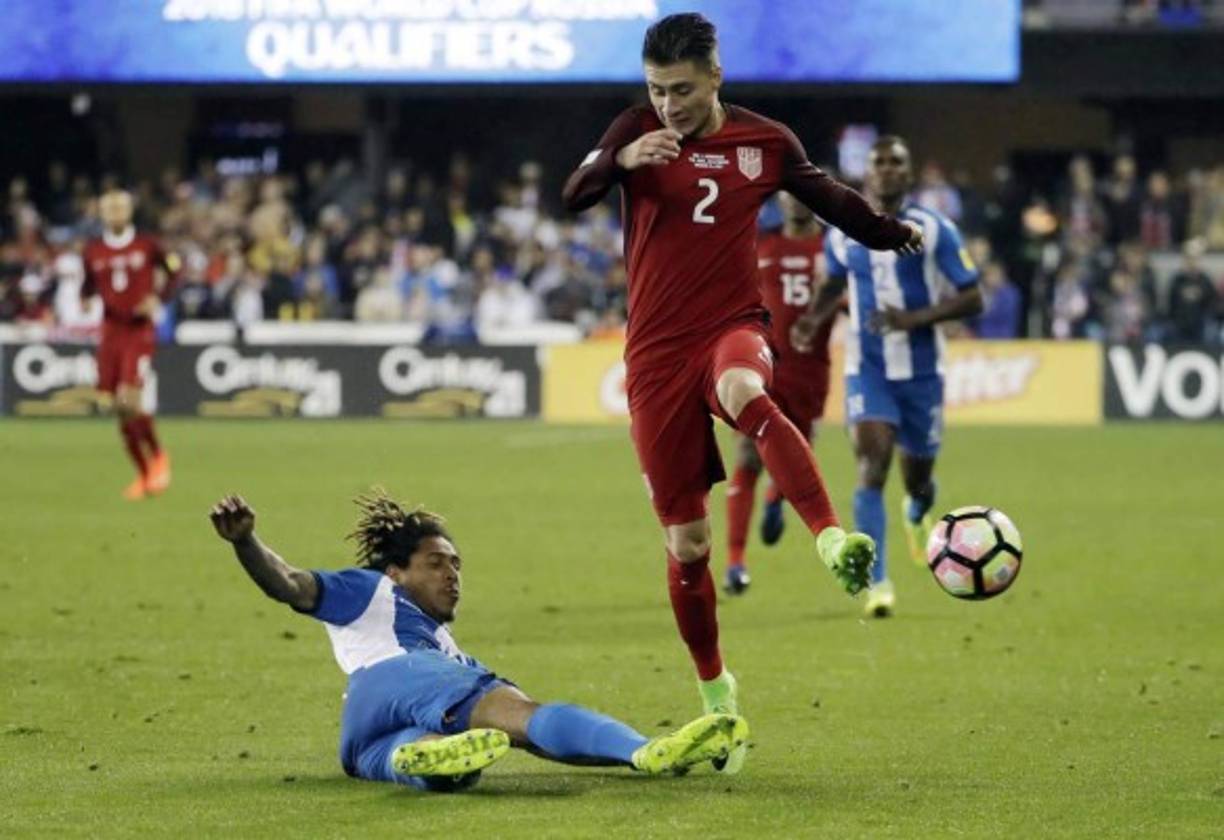 Jorge Villafaña: Será el lateral izquierdo en el 11 de EUA, juega en el Santos Laguna de México. Futbolista estadounidense de nacionalidad mexicana.