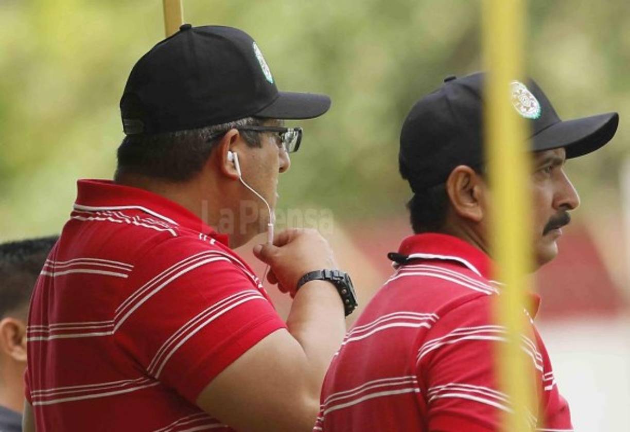 El preparador físico Luis Ayala se encargó de ser el DT del Marathón este día ya que no estuvieron en el banquillo tanto Héctor Vargas y Jorge Pineda, expulsados en el derbi ante Real España. Ayala estuvo con auriculares siguiendo instrucciones.