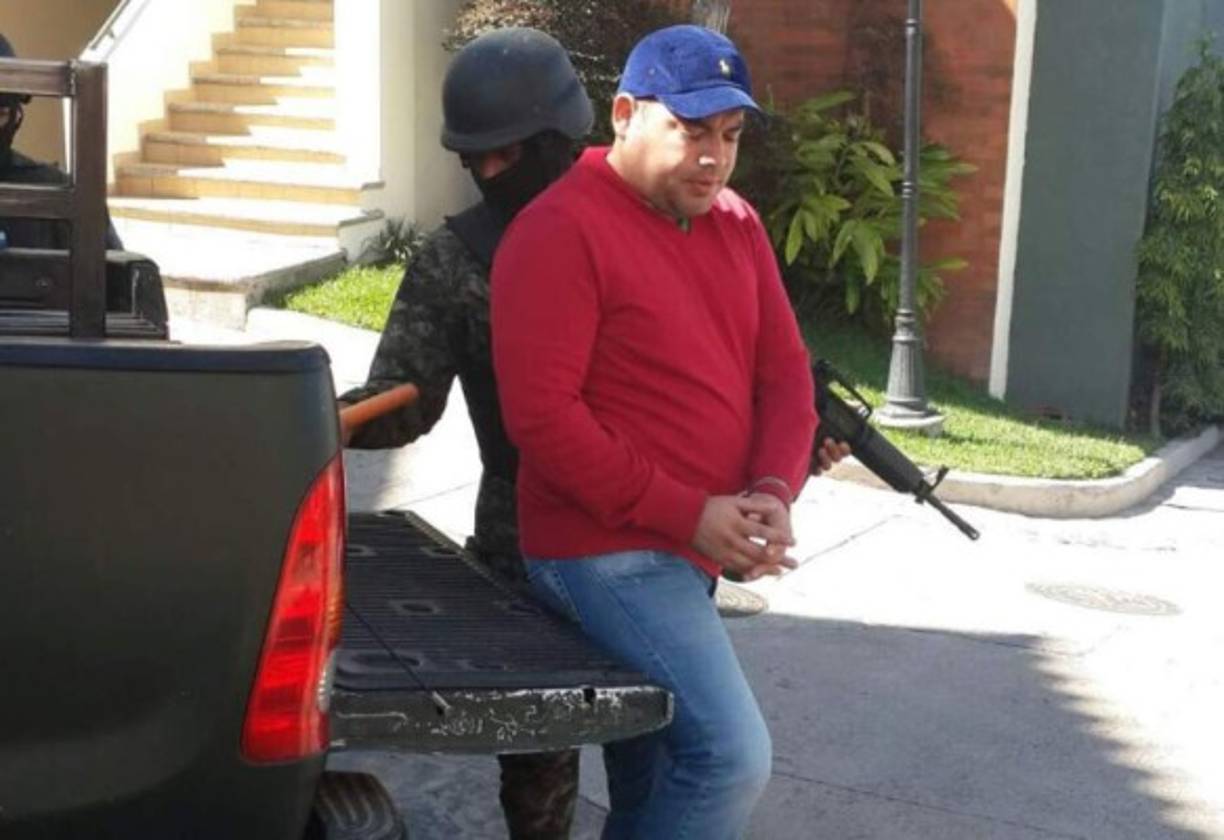 Juan Carlos Maradiaga Ortiz al momento de ser sacado del apartamento en Villas Las Marías en Tegucigalpa.