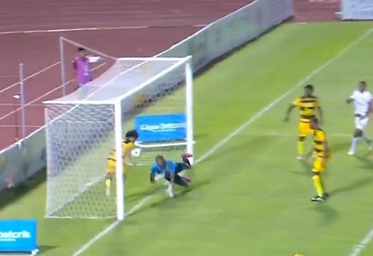 El balón ya había ingresado y además impactó en la mano de Carlos Mejía del Real España. 