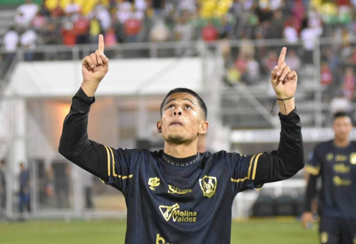 Real España está interesado en fichar al volante Cristian Cálix, jugador que finalizó su contrato con los Potros del Olancho FC. Sin embargo, una lesión de rodilla podría alejarlo del seno aurinegro. El futbolista después de sus vacaciones se tendrá que someter a unos exámenes médicos para ver si está apto o no para jugar y así fichar con la máquina.