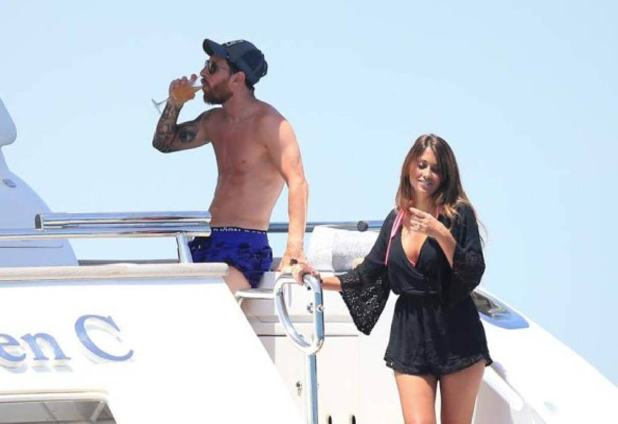 Messi olvida sus problemas junto a Antonella Roccuzzo. Lionel Messi olvida sus problemas al lado de su amado Antonella y su familia en Ibiza. El crack argentino ha sido condenado a 21 meses de prisión y renunció a la Albiceleste.