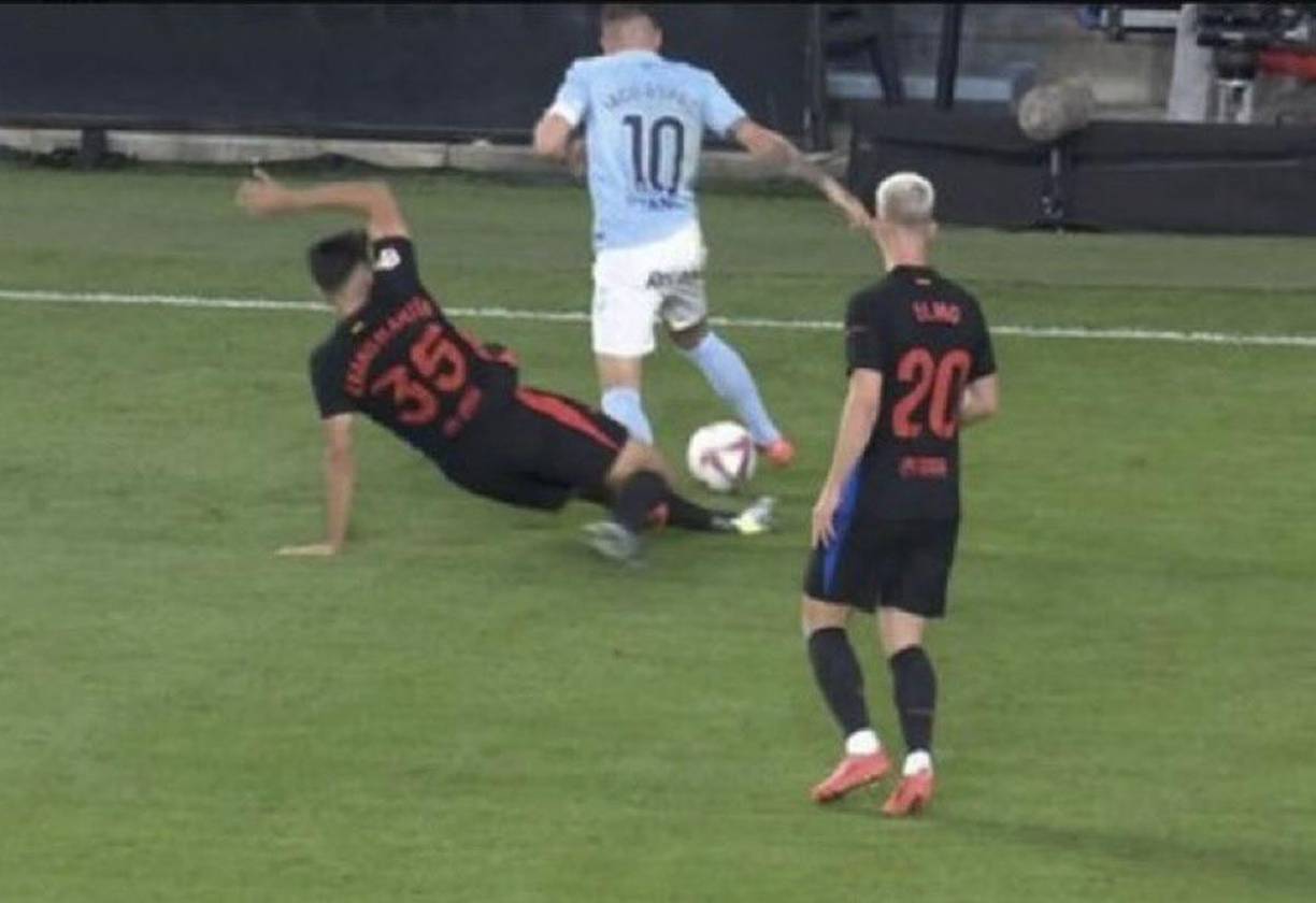 Antes del final del primer tiempo, Gerard Martín le cometió esta dura entrada a Iago Aspas y el árbitro César Soto Grado le perdonó la segunda amarilla, por consecuencia la tarjeta roja.