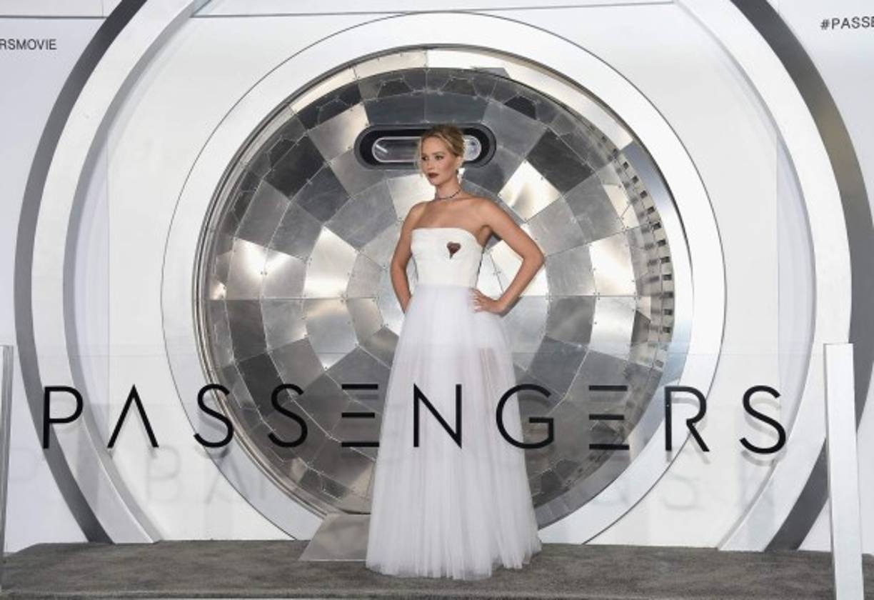 Mira sus looks de su gira con Passengers, su nueva película.