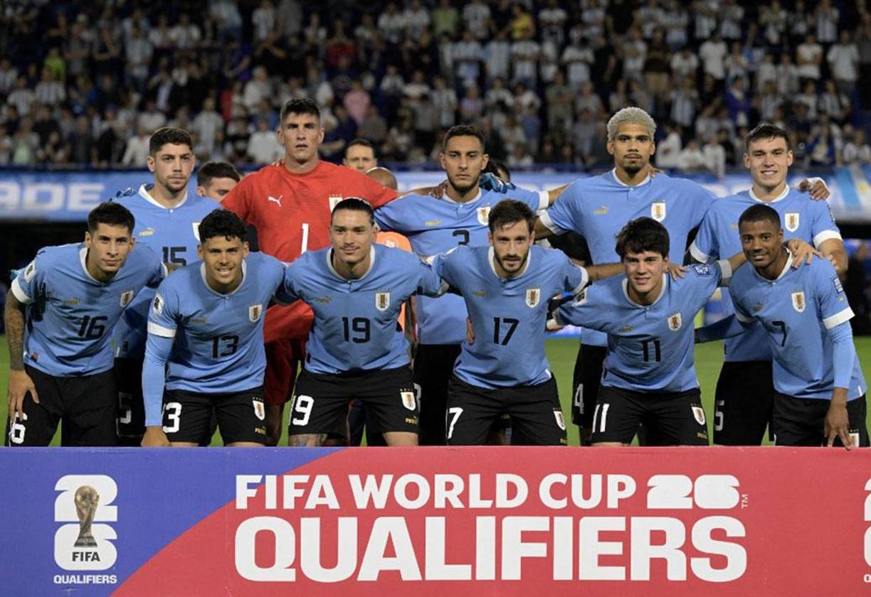 En un vibrante e intenso partido en La Bombonera, en Buenos Aires, la Celeste de Marcelo Bielsa logró su primer triunfo en su historia en <b>Argentina</b> en partidos por eliminatorias con goles de Ronald Araujo (41) y Darwin Núñez (88).