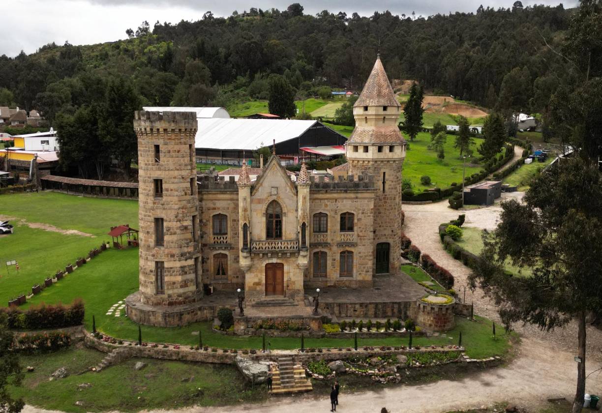 En 1898, un académico y diplomático inició la construcción de un castillo de dos torres de estilo neogótico en Chía, un municipio que limita con Bogotá. 