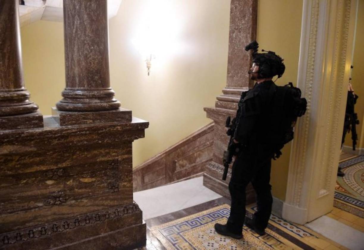 El FBI y la policía también reforzaron la seguridad del Capitolio tras la impactante invasión registrada ayer condenada por los estadounidenses y líderes mundiales.