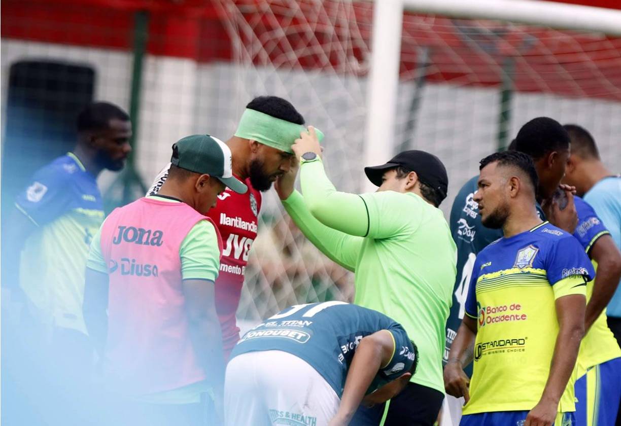 A César Samudio le colocaron un vendaje en la cabeza después del choque con ‘Muma’ Fernández.