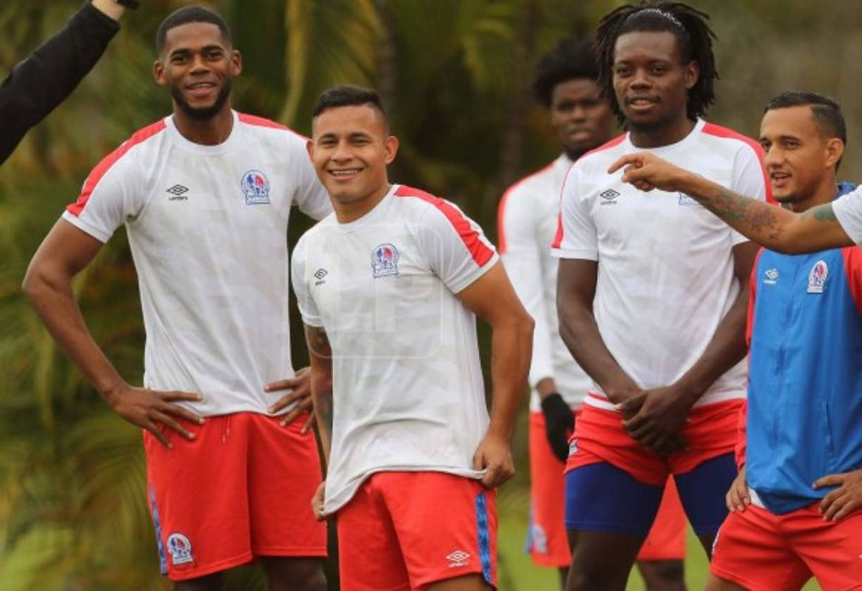 Patón Mejía no perdió mucho tiempo e inmediatamente se puso la camiseta del Olimpia para comenzar los entrenamientos.