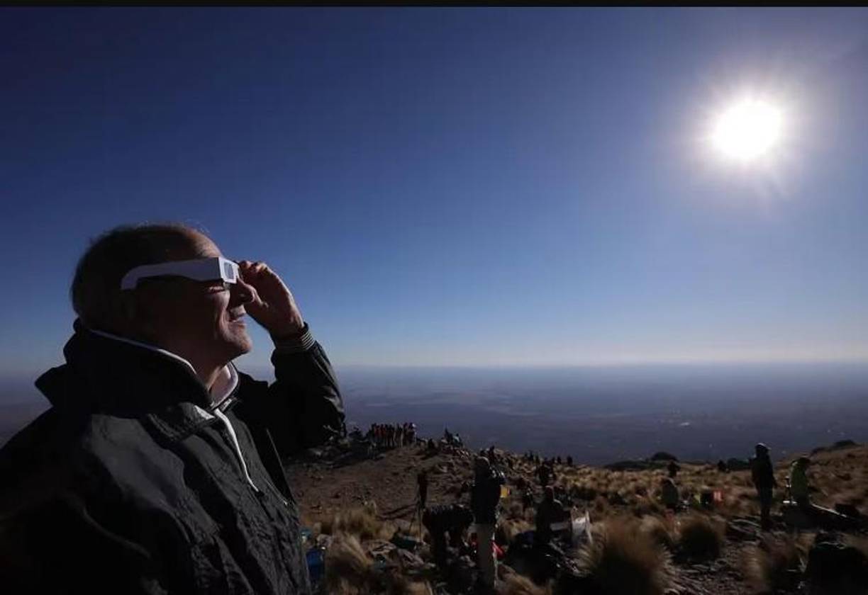 Los expertos hacen énfasis en usar la protección adecuada ya que durante el eclipse se irá formando una corona solar que emitirá una severa radiación ultravioleta e infrarroja, lo que quiere decir que toda la potencia de los rayos del sol se concentrará en este anillo.