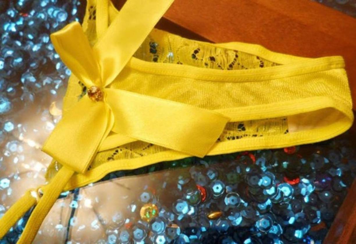 Otros prefieren vestir de color amarillo ya que atrae los negocios y el dinero, es símbolo de prosperidad.