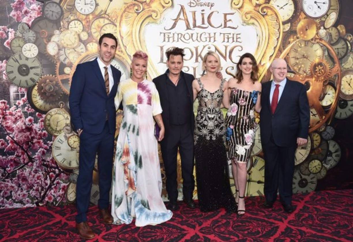 Sacha Baron Cohen, Pink, Johnny Depp, Mia Wasikowska, Anne Hathaway y Matt Lucas en el estreno de 'Alicia a través del espejo'.