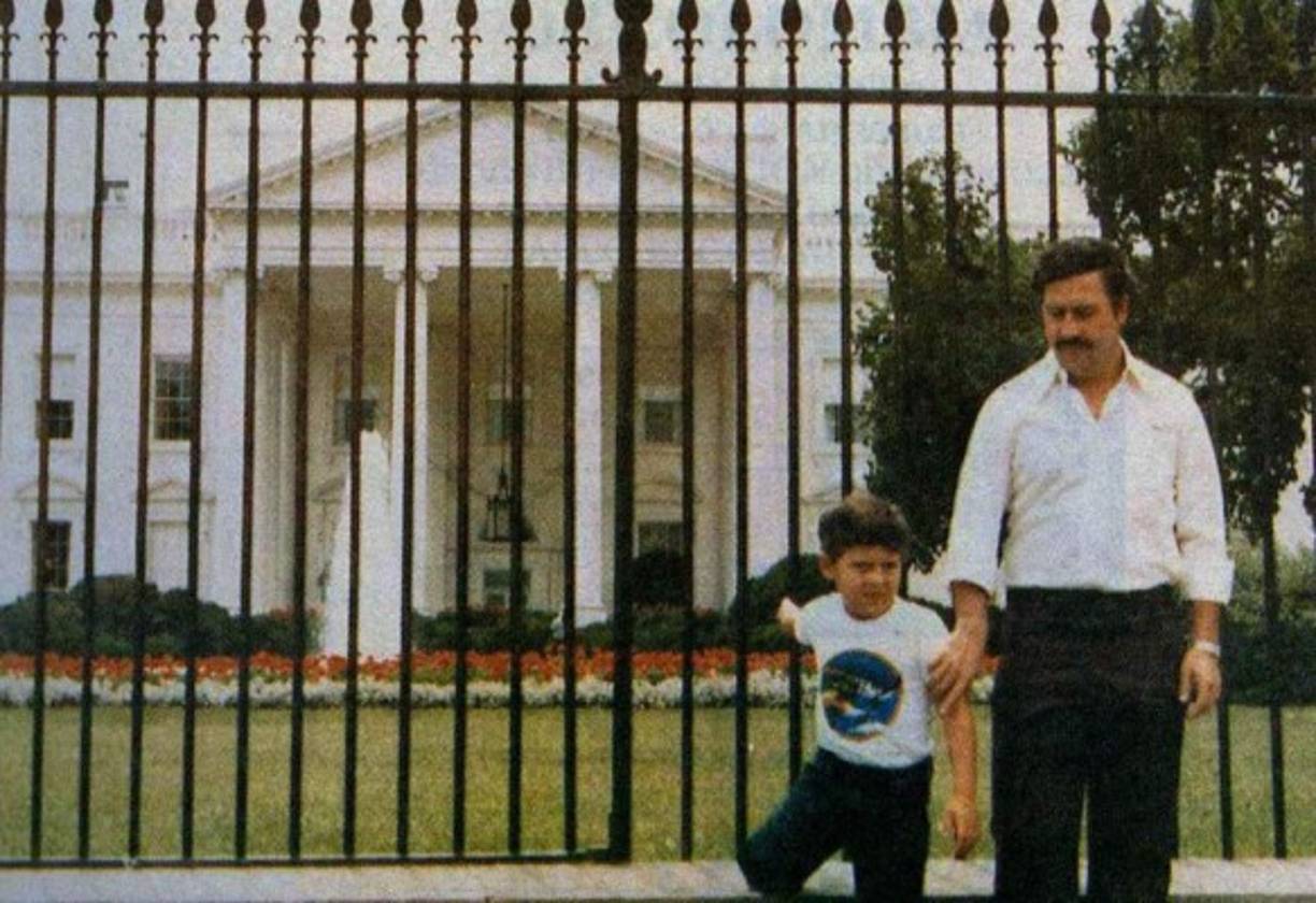 Juan Pablo Escobar, el hijo mayor del legendario narcotraficante colombiano Pablo Escobar, reveló en una entrevista reciente cuál fue el mejor consejo que recibió de su padre en los años de su adolescencia. 'Valiente es el que no la prueba', le dijo Escobar a su hijo en relación con las drogas. Según Juan Pablo, su padre era 'consciente del veneno que vendía' y no quería que su familia se metiera en el mundo oscuro del narcotráfico.