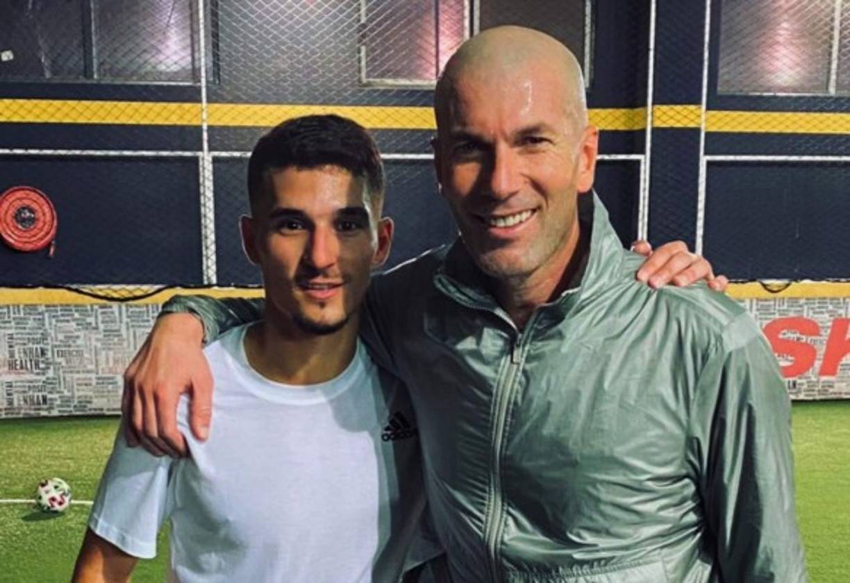Zinedine Zidane se ha referido al posible fichaje de Houssem Aouar por el Real Madrid. Y es que el diario L'Équipe informo que el entrenador francés se habría puesto en contacto personal con el jugador del Lyon para convencerlo de llegar al Bernabéu. <br/><br/>'No sé qué información tienen. De este jugador no tengo ninguna duda, es un grandísimo jugador. A lo mejor algún día podría jugar en el Madrid, pero hoy tenemos esta plantilla y mi preocupación son los jugadores que tengo ahora. A partir del 5 de octubre [fecha del cierre de mercado] no habrá estas preguntas', dijo Zizou.