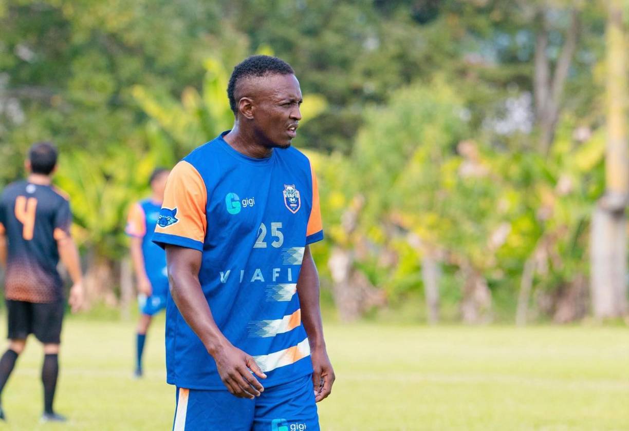 Johnny Josué Calderón: Se desempeñó como lateral zurdo y cuenta con 39 años de edad.