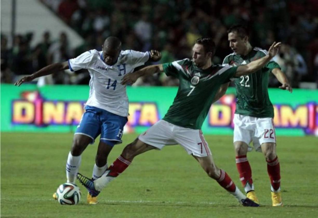 Boniek García trata de superar a Miguel Layún.