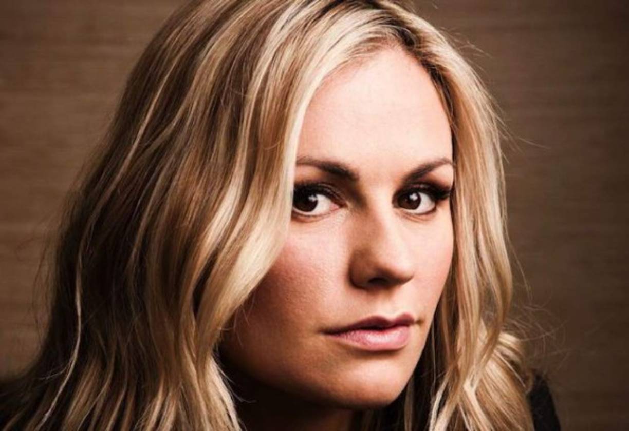 Anna Paquin. La actriz ganadora de un Oscar aseguró públicamente que es bisexual a través de un comercial de televisión para la campaña 'Give a damn'. 'No era que eso fuera un gran secreto', declaró la actriz al ser consultada de nuevo sobre su confesión. 'Era una causa que apoyé de manera privada y no había tenido la oportunidad de hablar públicamente sobre eso de manera útil'.