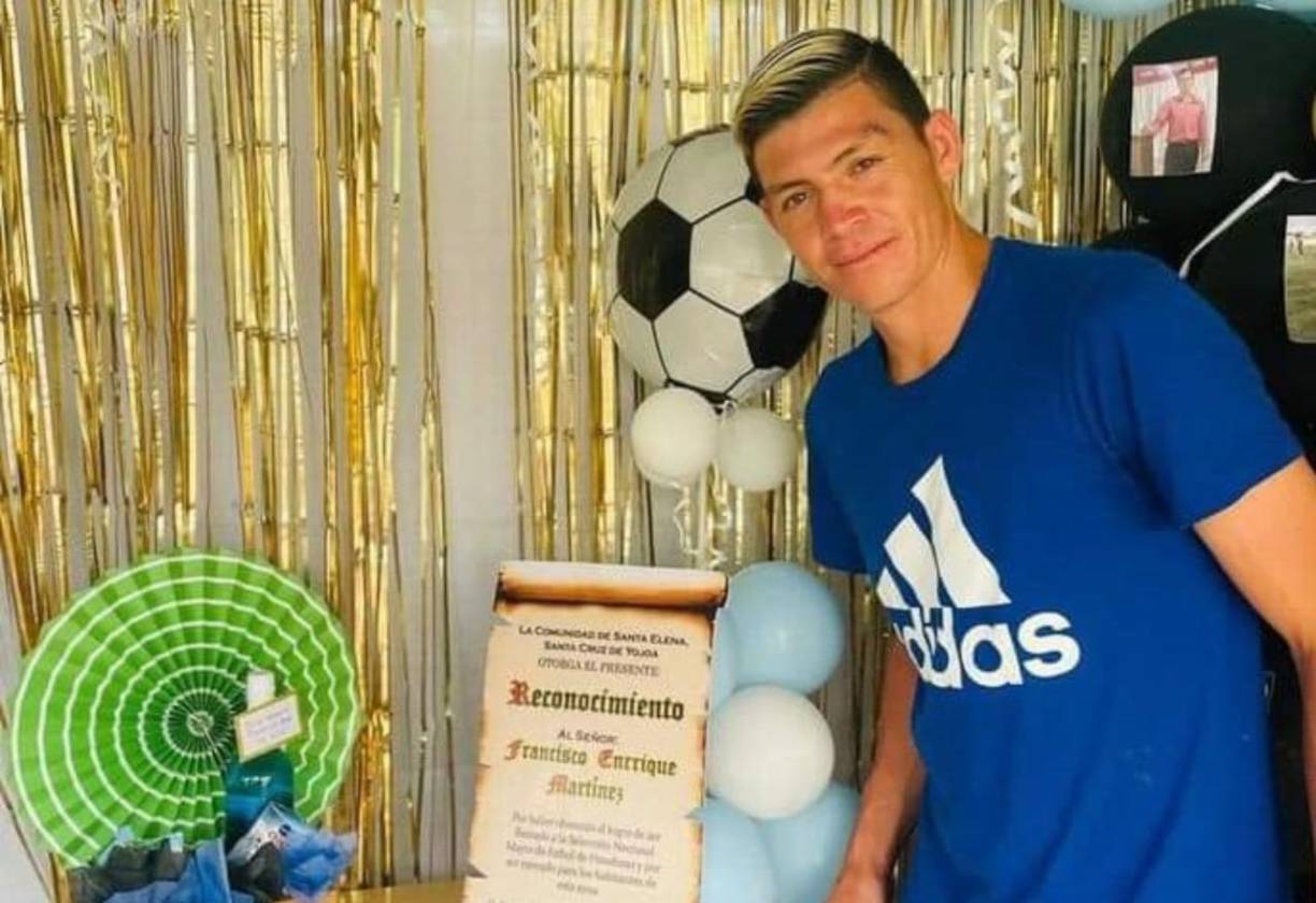 Además de jugar al fútbol, en horas de la mañana Francisco se dedica a la agricultura y espera un día poder vestir los colores de la Bicolor.