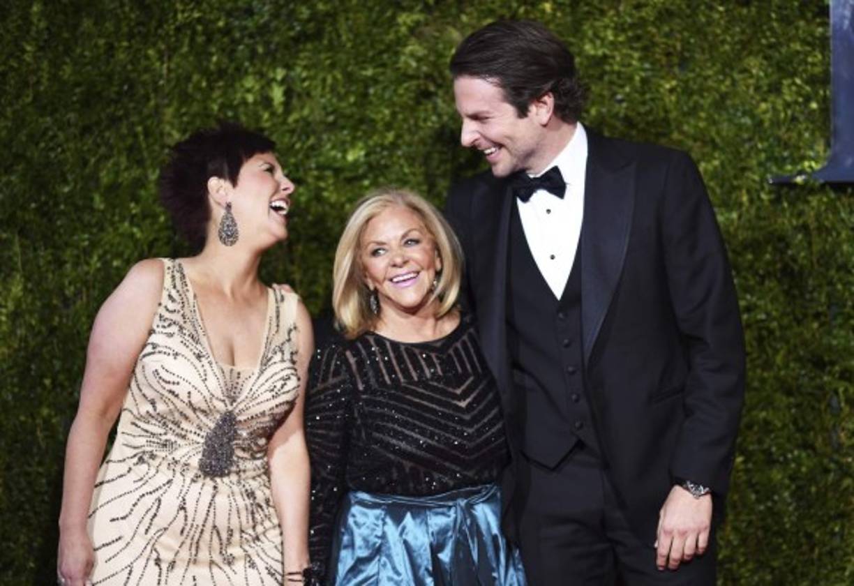 Bradley Cooper con su madre y hermana.