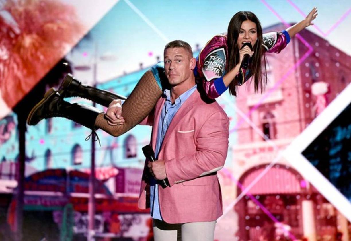 John Cena y Victoria Justice en el inicio de los Teen Choice Awards 2016.