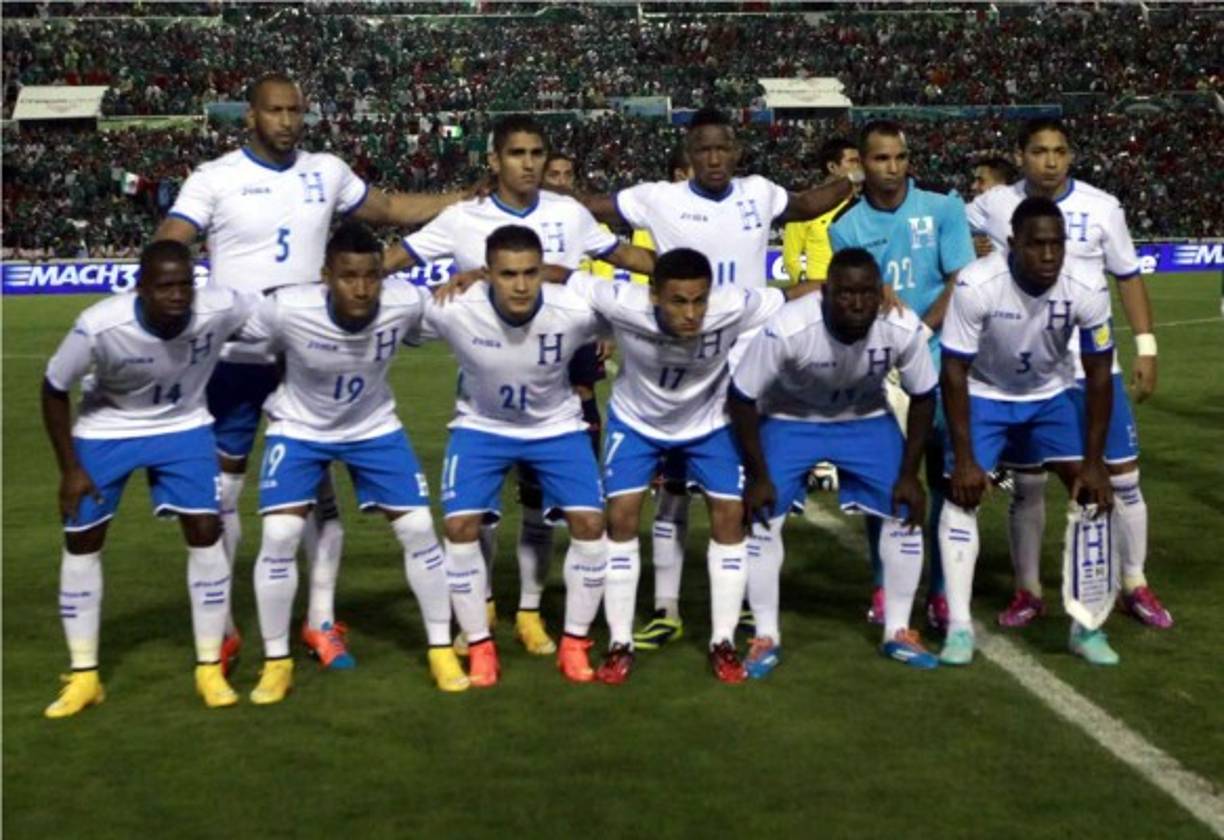 El once titular de Honduras formado por Víctor Bernárdez, Jorge Claros, Romell Quioto, Donis Escober, Emilio Izaguirre (arriba); Boniek García, Luis Garrido, Roger Rojas, Andy Najar, Wilmer Crisanto y Maynor Figueroa (abajo).
