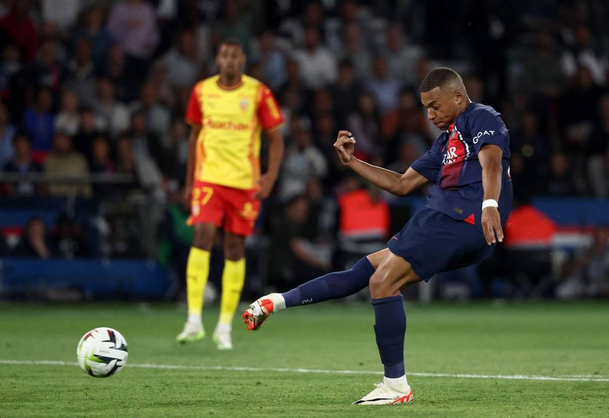 Con este disparo marcó Kylian Mbappé su doblete frente al Lens.