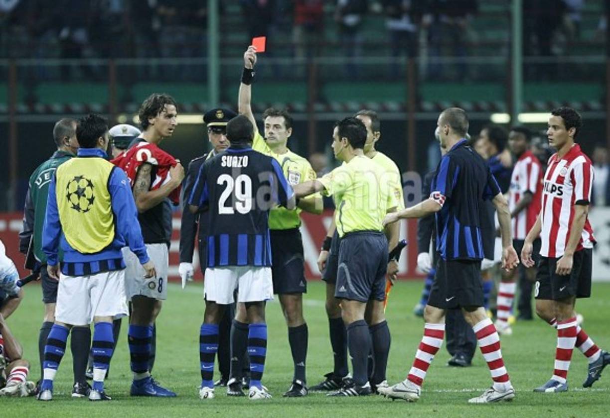 David Suazo vio la cartulina roja en la Champions League en el triunfo de 2-0 del Inter frente al PSV. 'Quedé muy sorprendido porque yo no toqué a mi adversario, no hice nada y no soy un tipo que crea problemas', dijo en ese entonces el hondureño.