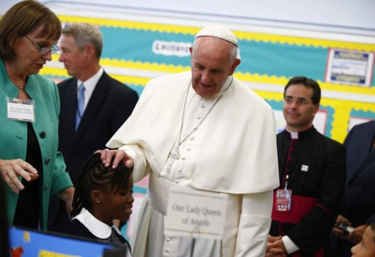 El papa Francisco saludó a muchos niños en la comunidad de Harlem en Nueva York.