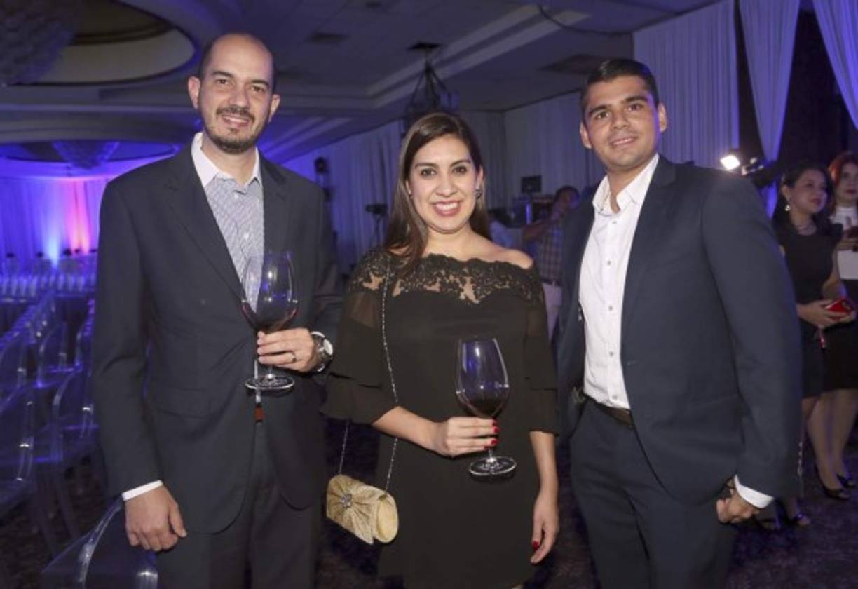 Alejandro Flores, Suyapa Martínez y César López.