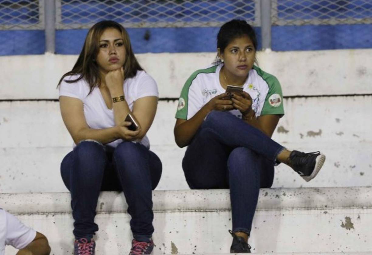 Dos chicas que llegaron a darle apoyo al Platense.