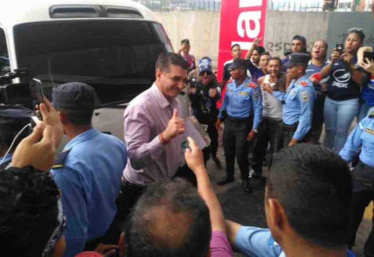 Diego Vázquez, DT del Motagua, fue recibido de esta manera por la hinchada del club azul.