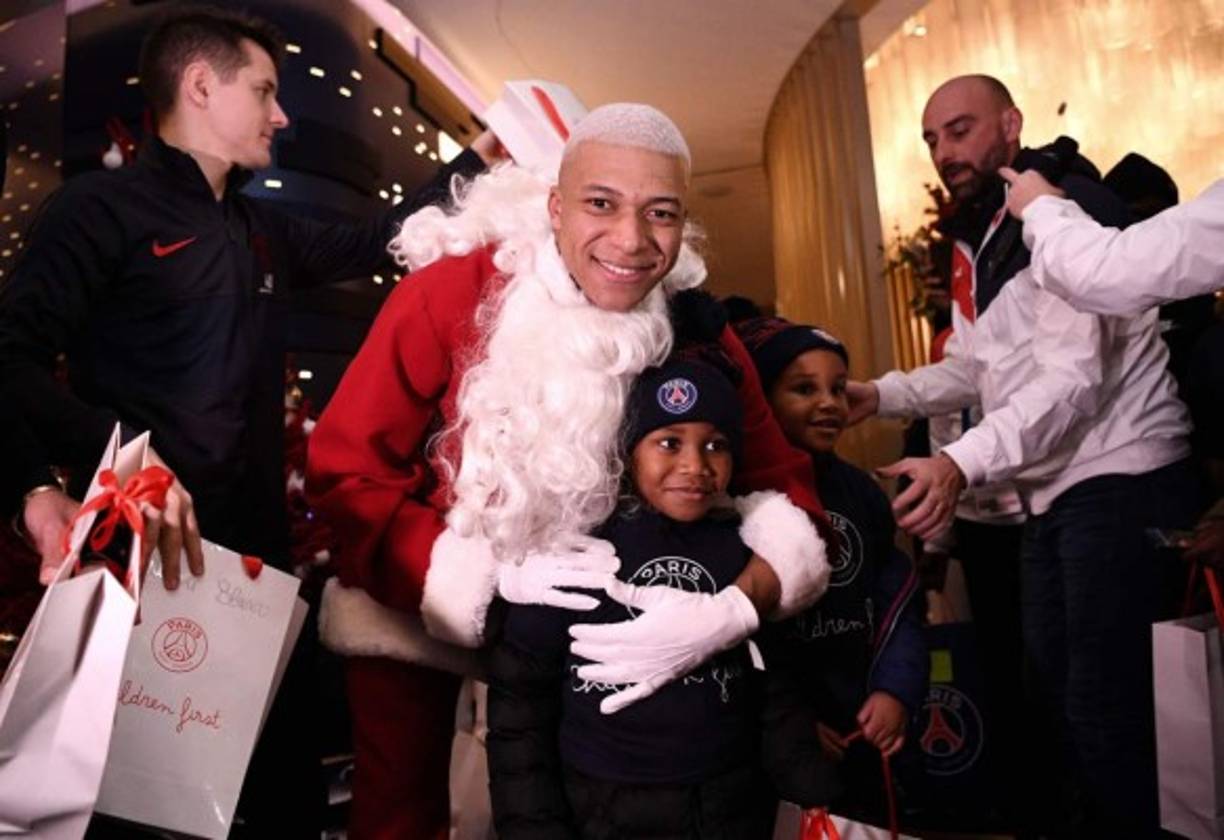 Kylian Mbappé se disfrazó de Santa en estas fiestas.