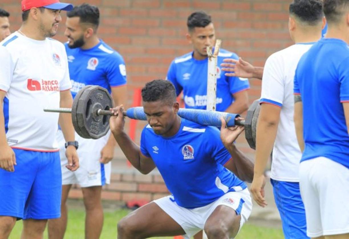 Brayan Beckeles: El lateral derecho llegó para la presente campaña tras varios años de estar con el Necaxa de México. El futbolista ha sido marginado por Pedro Troglio.