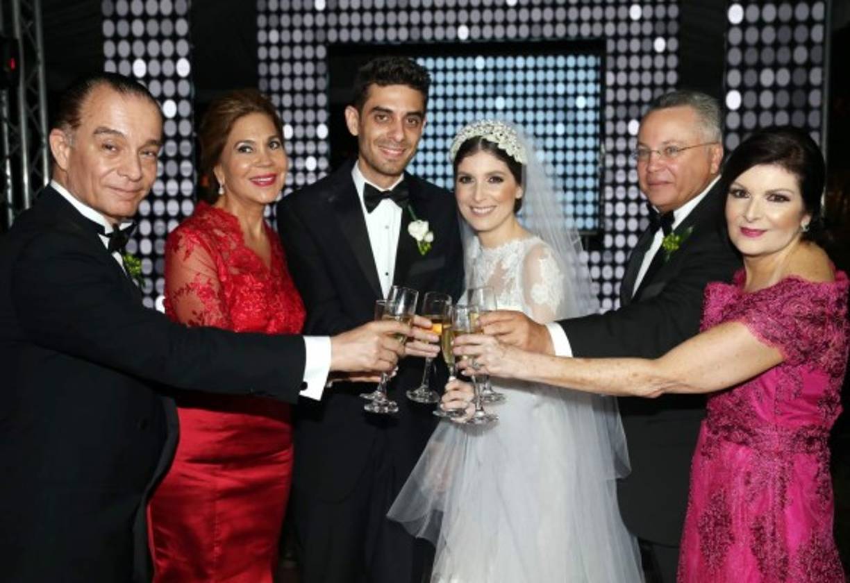 Brindis por el amor entre Guy de Pierrefeu, Desirée Watson, Phillipe de Pierrefeu, Andrea, Roberto y Estela Moncada.