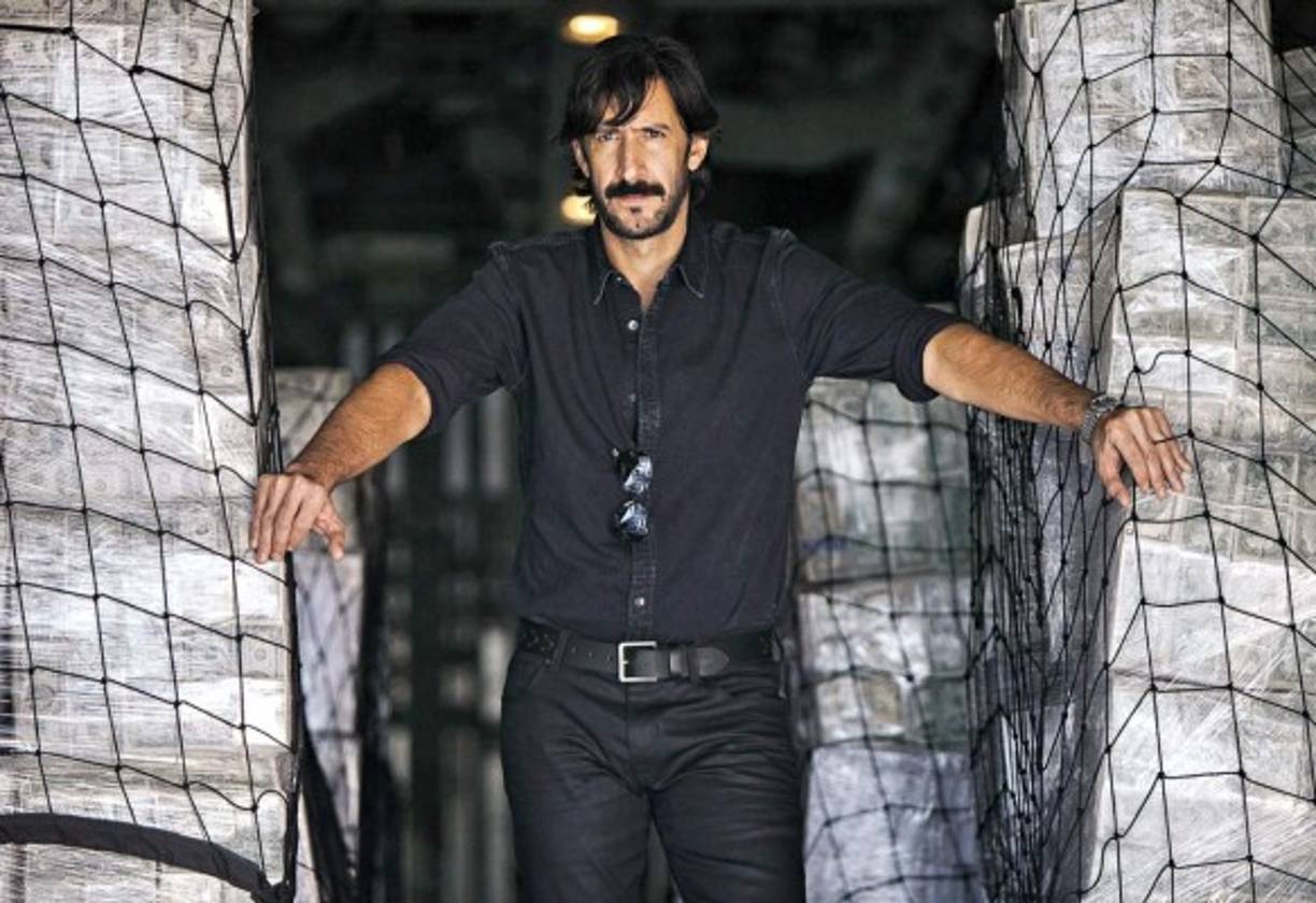 'El señor de los cielos' era el líder del Cártel de Juárez. Tenía a su disposición una flota de aviones, entre ellos varios Boeing 727, con los que transportaba la droga de Pablo Escobar y el cartel de Guadalajara. En la serie lo interpreta el actor José María Yazpik.