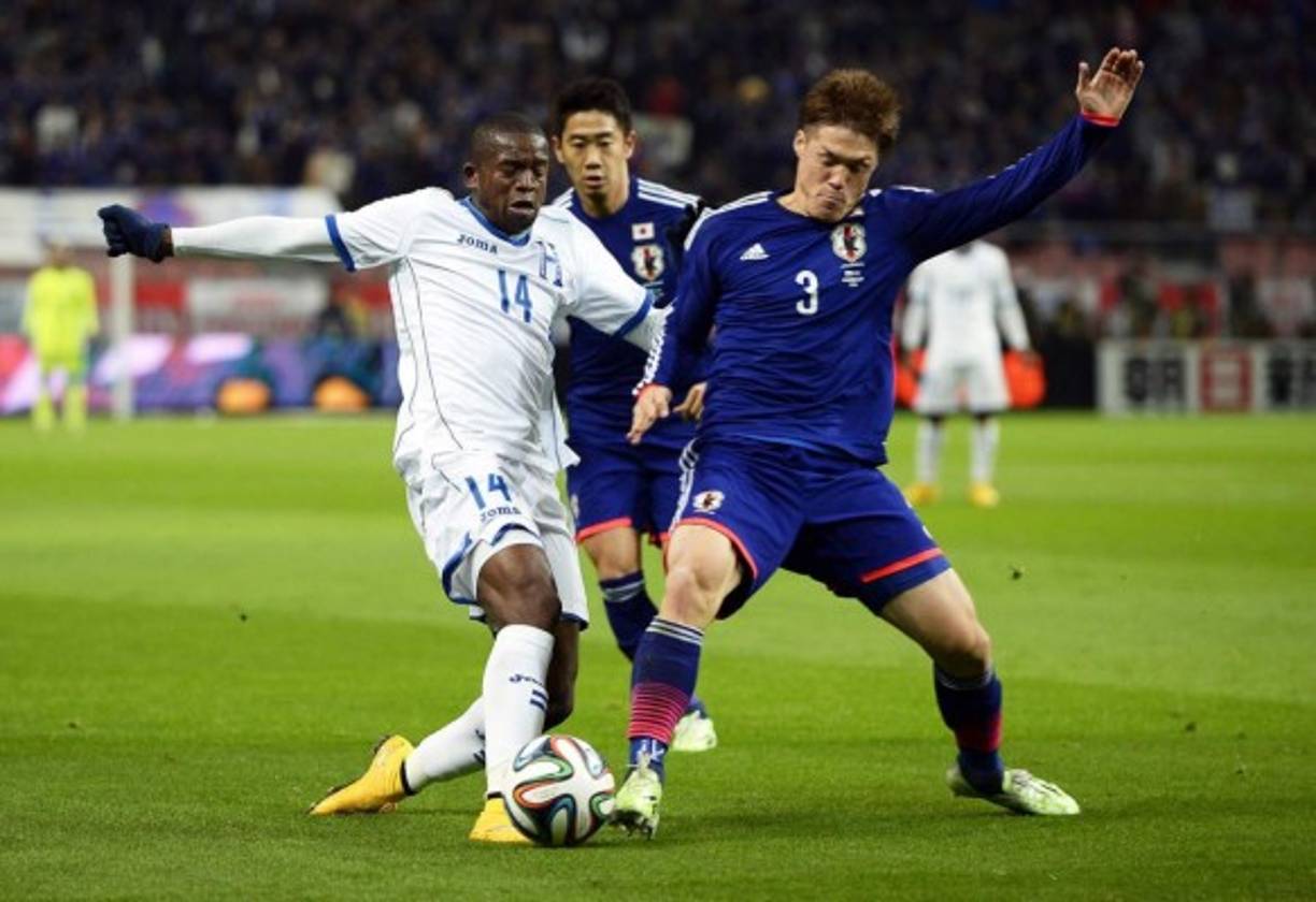 El hondureño Boniek García luchando por el balón con el japonés Gotoku Sakai.
