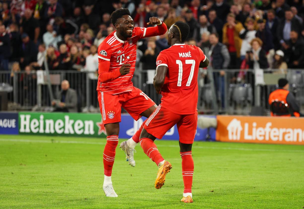 En el otro partido del grupo, el Bayern Múnich goleó 5-0 al Viktoria Plzen. Sadio Mané y Alphonso Davies celebraron uno de los goles con este bailecito.